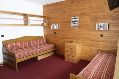 Coin salon dans l'établissement Résidence Pierre De Soleil - Appartement fonctionnel · Skis aux pieds MAE-6531