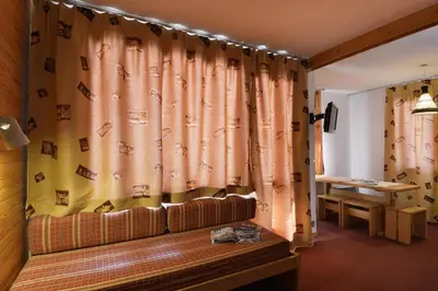 Coin salon dans l'établissement Résidence Pierre De Soleil - Appartement fonctionnel · Skis aux pieds MAE-6531