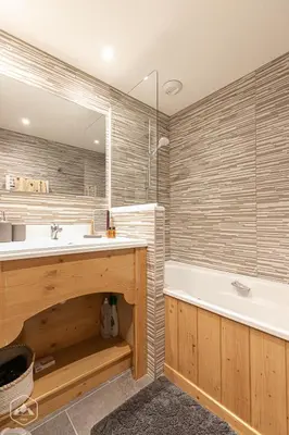 Salle de bains dans l'établissement Les Alpages d'Herbefin