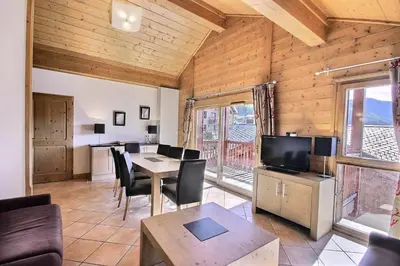 Télévision ou salle de divertissement dans l'établissement Résidence L'oree Des Neiges - Appartement de 6 personnes confort un départ skis aux pieds et situé proche du centre de la station de Vallandry MAE-3711