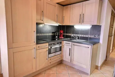 Cuisine ou kitchenette dans l'établissement Résidence L'oree Des Neiges - Appartement de 6 personnes confort un départ skis aux pieds et situé proche du centre de la station de Vallandry MAE-3711