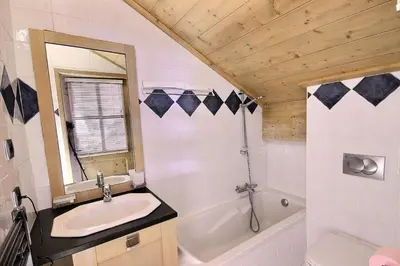 Salle de bains dans l'établissement Résidence L'oree Des Neiges - Appartement de 6 personnes confort un départ skis aux pieds et situé proche du centre de la station de Vallandry MAE-3711