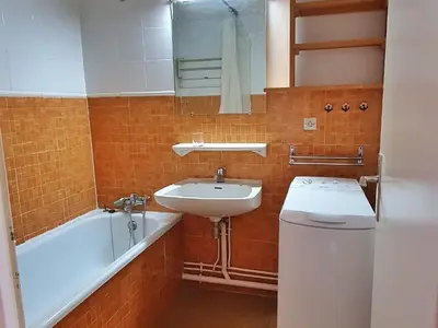 Salle de bains dans l'établissement Appartement cosy proche pistes - 6 pers - Balcon - FR-1-502-550