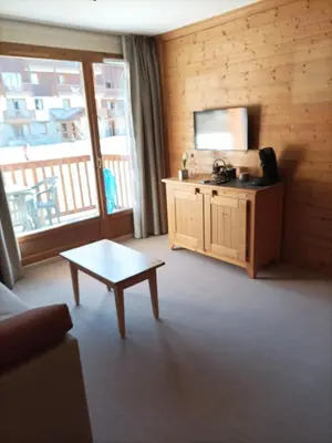 Télévision ou salle de divertissement dans l'établissement Résidence Les Alpages 4 étoiles - Appartement 4 personnes - Piscine, Hammam, Sauna, Jacuzzi - ValCenis 73480
