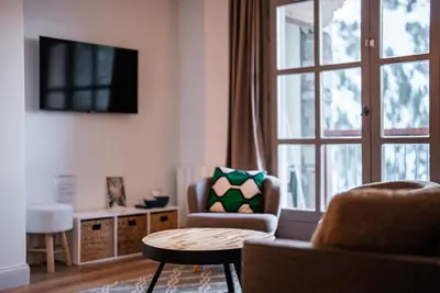 Télévision ou salle de divertissement dans l'établissement Le Refuge d'Elyze