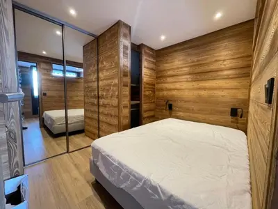 Un ou plusieurs lits dans un hébergement de l'établissement Appartement rénové avec balcon skis aux pieds à Tignes - FR-1-502-548