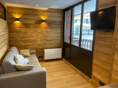 Télévision ou salle de divertissement dans l'établissement Appartement rénové avec balcon skis aux pieds à Tignes - FR-1-502-548
