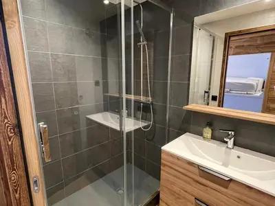 Salle de bains dans l'établissement Appartement rénové avec balcon skis aux pieds à Tignes - FR-1-502-548