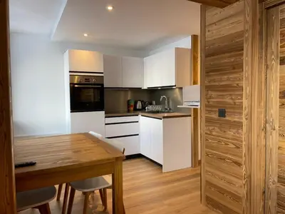 Cuisine ou kitchenette dans l'établissement Appartement rénové avec balcon skis aux pieds à Tignes - FR-1-502-548