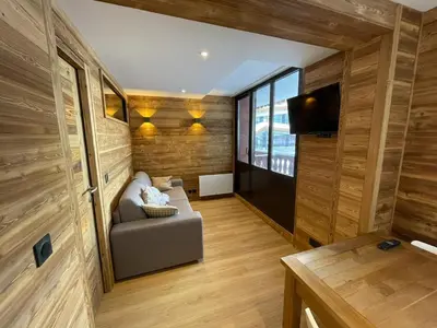 Télévision ou salle de divertissement dans l'établissement Appartement rénové avec balcon skis aux pieds à Tignes - FR-1-502-548