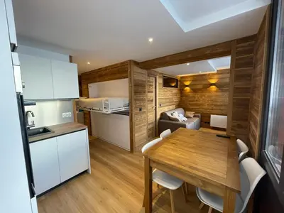 Cuisine ou kitchenette dans l'établissement Appartement rénové avec balcon skis aux pieds à Tignes - FR-1-502-548