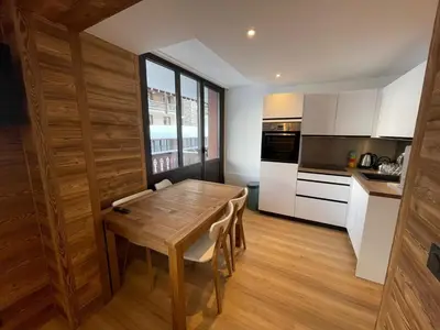 Cuisine ou kitchenette dans l'établissement Appartement rénové avec balcon skis aux pieds à Tignes - FR-1-502-548