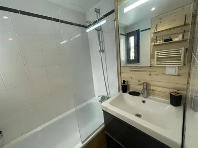 Salle de bains dans l'établissement Studio rénové avec Balcon, Pieds des pistes, WIFI - FR-1-502-552