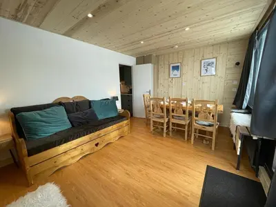 Télévision ou salle de divertissement dans l'établissement Studio rénové avec Balcon, Pieds des pistes, WIFI - FR-1-502-552