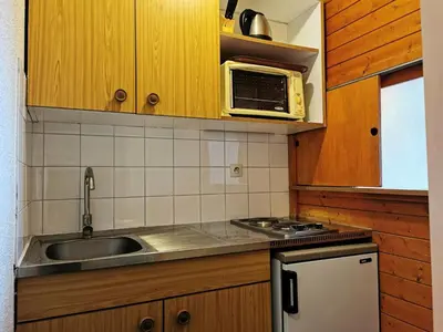 Cuisine ou kitchenette dans l'établissement Rond Point Des Pistes - Studio 4 personnes idéalement situé MAE-8301