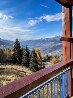 Vue générale sur la montagne ou vue sur la montagne depuis l'appartement