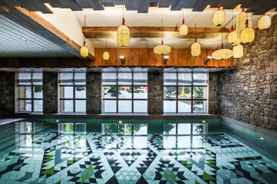 Piscine de l'établissement Le Yule Hotel & Spa ou située à proximité