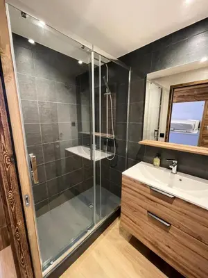 Salle de bains dans l'établissement Résidence Rond Point Des Pistes A - Appartement 2 pèces rénové, pieds des pistes MAE-2861