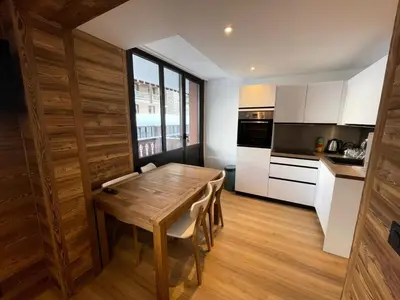 Cuisine ou kitchenette dans l'établissement Résidence Rond Point Des Pistes A - Appartement 2 pèces rénové, pieds des pistes MAE-2861