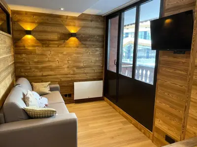 Télévision ou salle de divertissement dans l'établissement Résidence Rond Point Des Pistes A - Appartement 2 pèces rénové, pieds des pistes MAE-2861