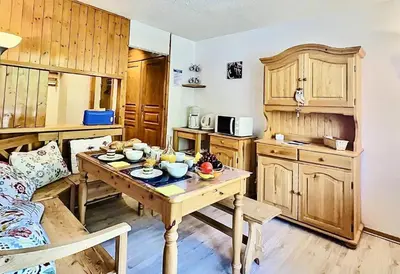 Cuisine ou kitchenette dans l'établissement Résidence Val D'illaz - Agréable appartement 2 pièces cabine pour 6 personnes situé à Val d'Isère, proche du centre de la station MAE-5101