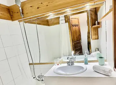 Salle de bains dans l'établissement Résidence Val D'illaz - Agréable appartement 2 pièces cabine pour 6 personnes situé à Val d'Isère, proche du centre de la station MAE-5101