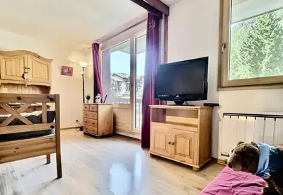 Télévision ou salle de divertissement dans l'établissement Résidence Val D'illaz - Agréable appartement 2 pièces cabine pour 6 personnes situé à Val d'Isère, proche du centre de la station MAE-5101