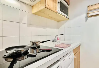 Cuisine ou kitchenette dans l'établissement Résidence Val D'illaz - Agréable appartement 2 pièces cabine pour 6 personnes situé à Val d'Isère, proche du centre de la station MAE-5101