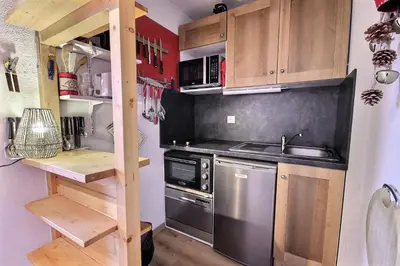 Cuisine ou kitchenette dans l'établissement Résidence Cret De L'ours 2 - Appartement 2 pièces 4 personnes à Vallandry proche des pistes et des commerces MAE-5111