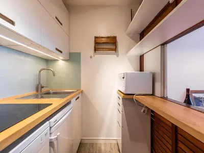 Cuisine ou kitchenette dans l'établissement Studio Le Borsat - Val Claret-17 by Interhome