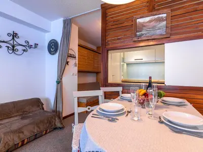 Cuisine ou kitchenette dans l'établissement Studio Le Borsat - Val Claret-17 by Interhome