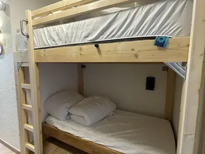 Un ou plusieurs lits dans un hébergement de l'établissement Studio calme avec balcon, centre Arc 2000, 4 pers. - FR-1-346-567
