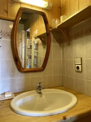 Salle de bains dans l'établissement Chalet le Génépi 4-6 pers