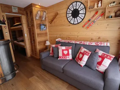 Coin salon dans l'établissement Studio rénové Proche pistes et commerces Balcon et WIFI - FR-1-502-554
