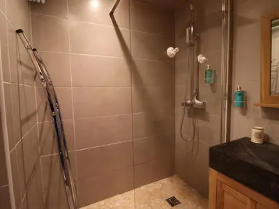 Salle de bains dans l'établissement Studio rénové Proche pistes et commerces Balcon et WIFI - FR-1-502-554
