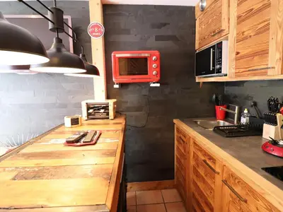 Cuisine ou kitchenette dans l'établissement Studio rénové Proche pistes et commerces Balcon et WIFI - FR-1-502-554