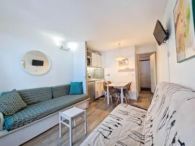 Télévision ou salle de divertissement dans l'établissement Studio confortable à Val-d'Isère, accès pistes, 2-4 pers. - FR-1-518-157