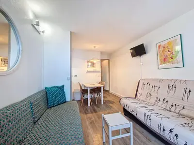 Télévision ou salle de divertissement dans l'établissement Studio confortable à Val-d'Isère, accès pistes, 2-4 pers. - FR-1-518-157