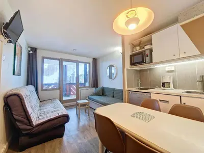 Cuisine ou kitchenette dans l'établissement Studio confortable à Val-d'Isère, accès pistes, 2-4 pers. - FR-1-518-157