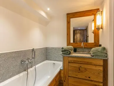 Salle de bains dans l'établissement Luxueux appartement 5 pièces avec balcons et vues, proche pistes - FR-1-694-354