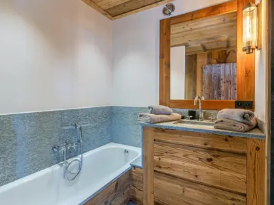 Salle de bains dans l'établissement Luxueux appartement 5 pièces avec balcons et vues, proche pistes - FR-1-694-354