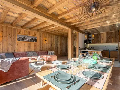 Coin salon dans l'établissement Luxueux appartement 5 pièces avec balcons et vues, proche pistes - FR-1-694-354