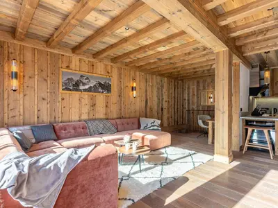 Coin salon dans l'établissement Luxueux appartement 5 pièces avec balcons et vues, proche pistes - FR-1-694-354