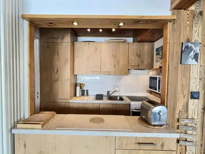 Cuisine ou kitchenette dans l'établissement Résidence La Balme - Magnifique 2 pièces entierement rénové pour 5 personnes MAE-5891