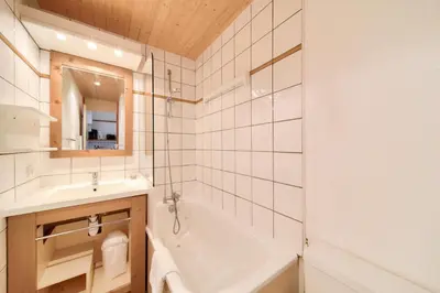 Salle de bains dans l'établissement Résidence Les Chalets des Arolles - maeva Home - Studio 4 Personnes - Confort MAE-5711