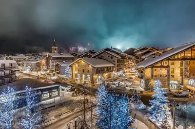 Vue générale sur Val dʼIsère ou vue de la ville depuis l'appartement