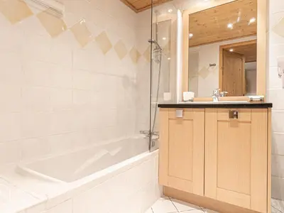 Salle de bains dans l'établissement Appartement Confort 4 Cimes Ski aux Pieds, Piscine, Sauna, Hammam, Parking Val Cenis - FR-1-508-300