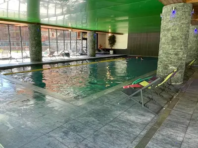 Piscine de l'établissement Appartement Confort 4 Cimes Ski aux Pieds, Piscine, Sauna, Hammam, Parking Val Cenis - FR-1-508-300 ou située à proximité