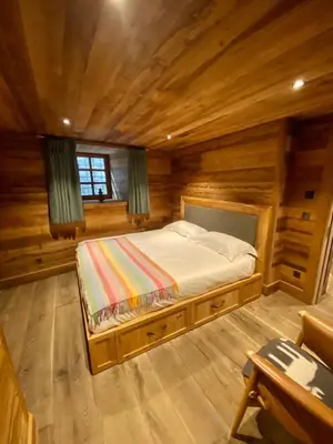 Un ou plusieurs lits dans un hébergement de l'établissement L'Illaz - 4 bedrooms, log fire