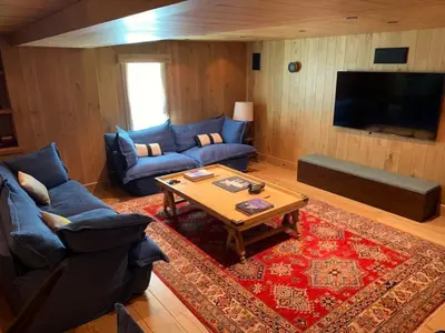 Télévision ou salle de divertissement dans l'établissement L'Illaz - 4 bedrooms, log fire